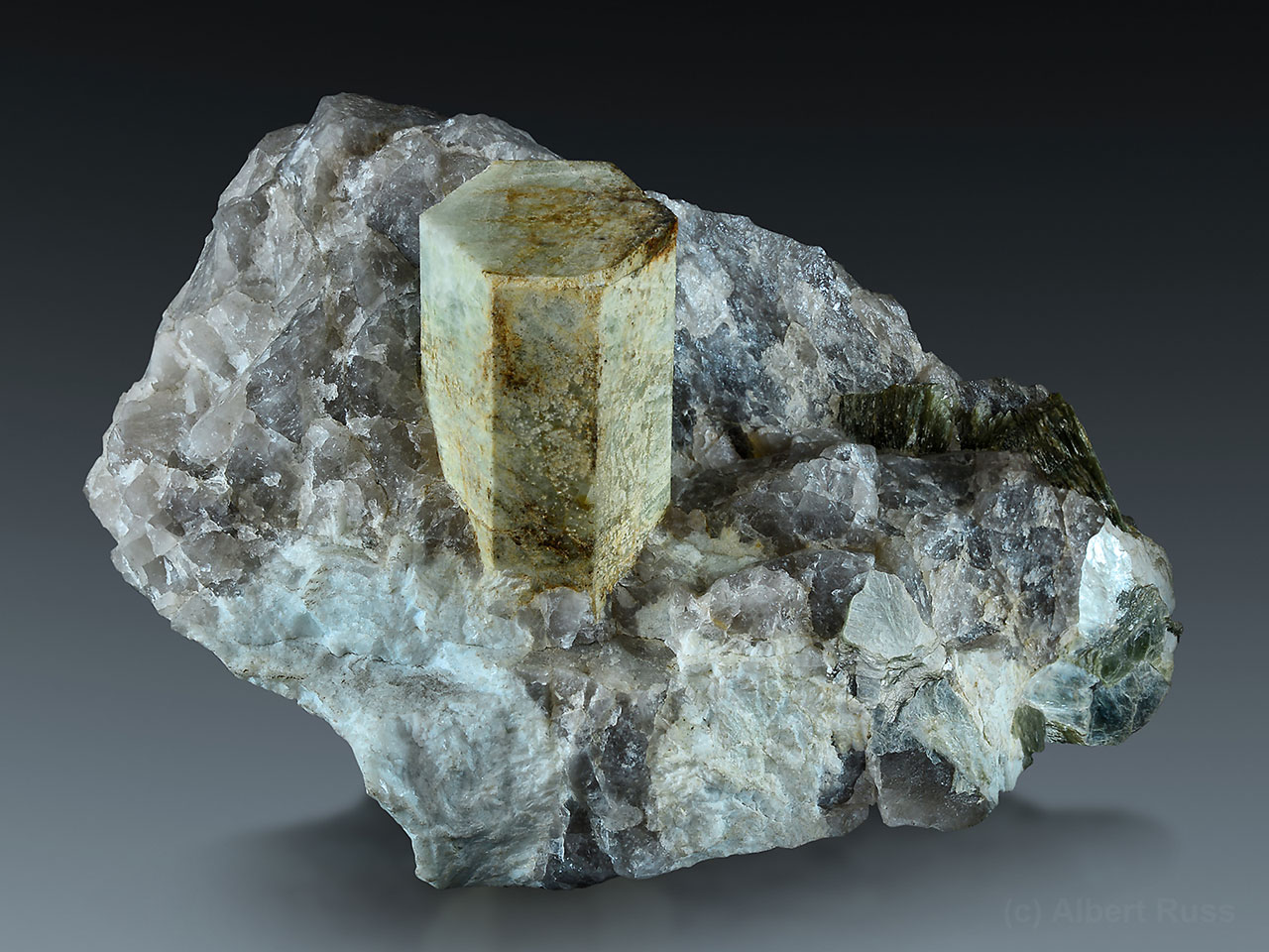 Typický světle zelený obecný beryl v pegmatitu z Maršíkova.