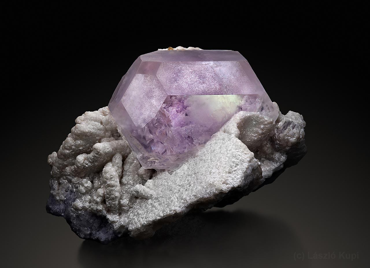 Růžový krystal morganitu na albitu s lepidolitem z lokality Dara-i-Pech, Kunar Province, Afghánistán