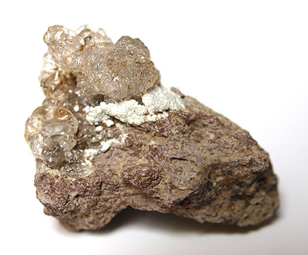 Hyalit na bílém pozadí