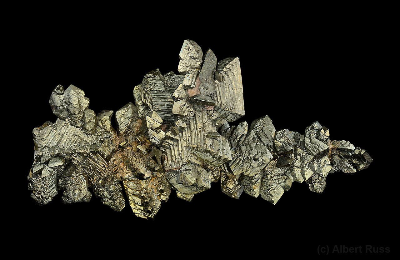 Perfektní drúza typických kopinatých krystalů markazitu z Komořan