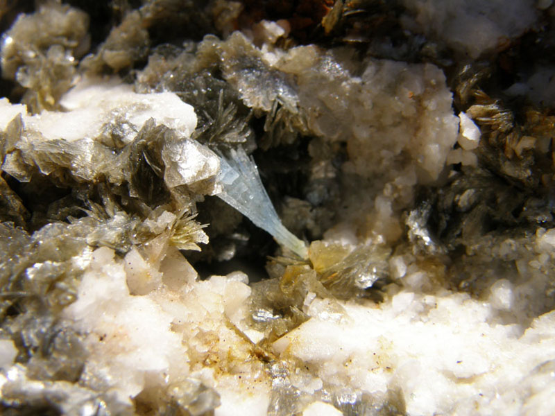 Beryl (var. Akvamarín), Muskovit, Albit