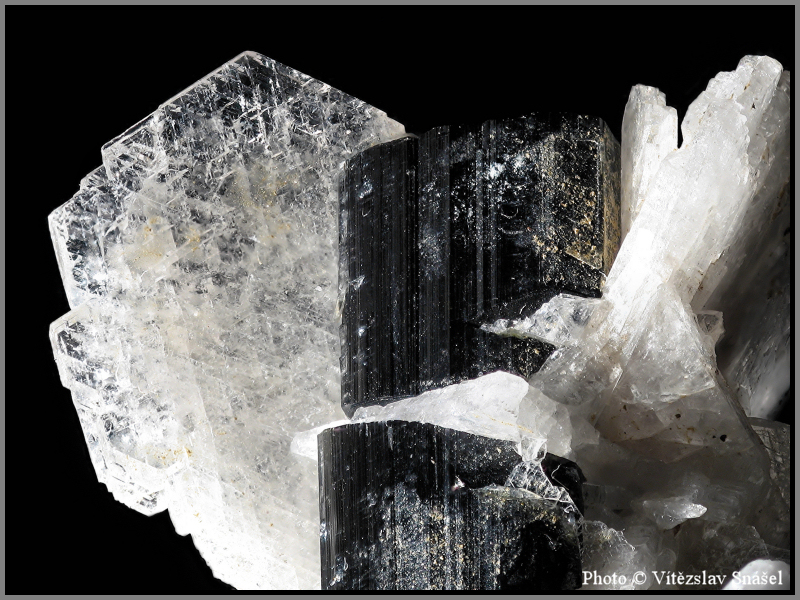 Elbait (var. Verdelit), Albit (var. Cleavelandit)