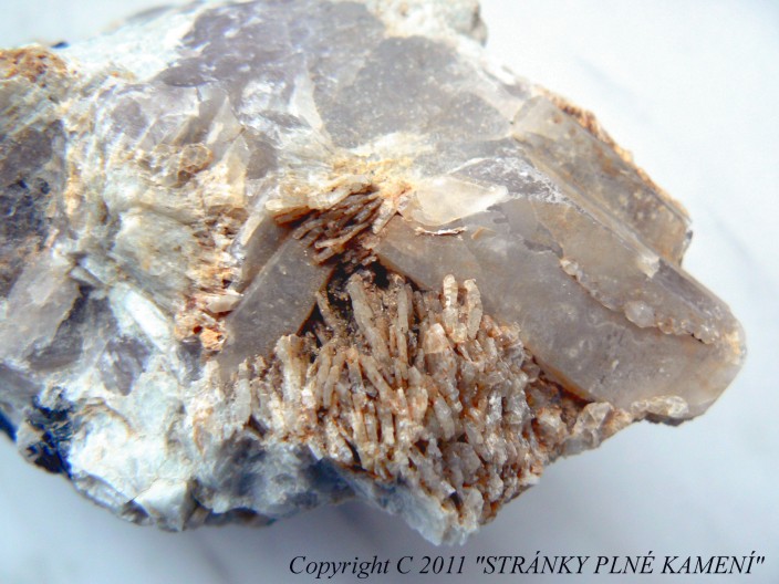 Albit (var. Cleavelandit), Křemen (var. Záhněda)