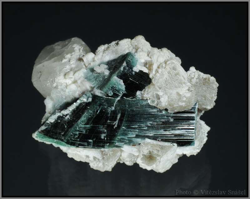 Elbait (var. Verdelit), Albit, Topaz