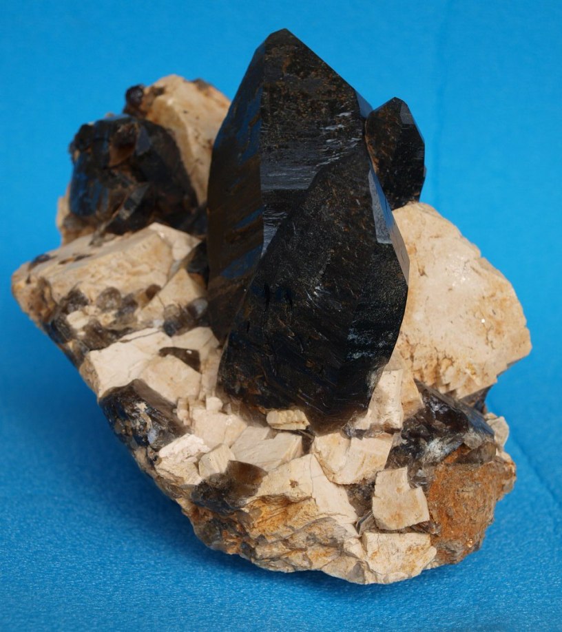 Křemen (var. Záhněda), Albit