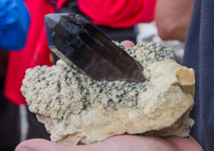 Křemen (var. Záhněda), Albit