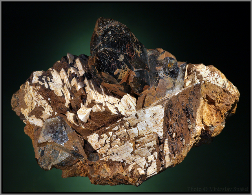 Křemen (var. Záhněda), Albit