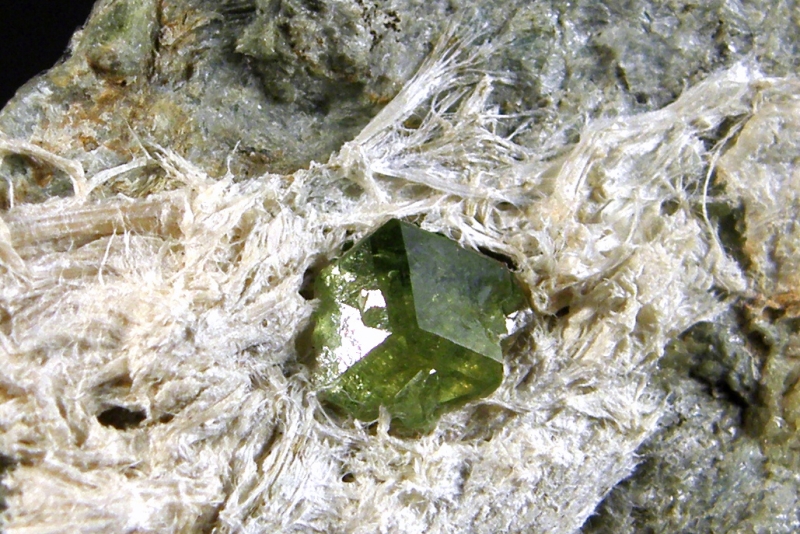 Andradit (var. Demantoid)