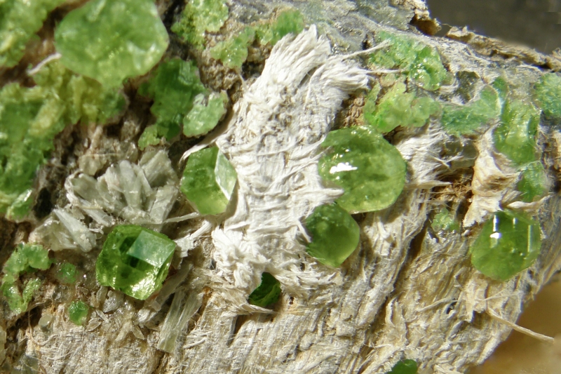 Andradit (var. Demantoid)