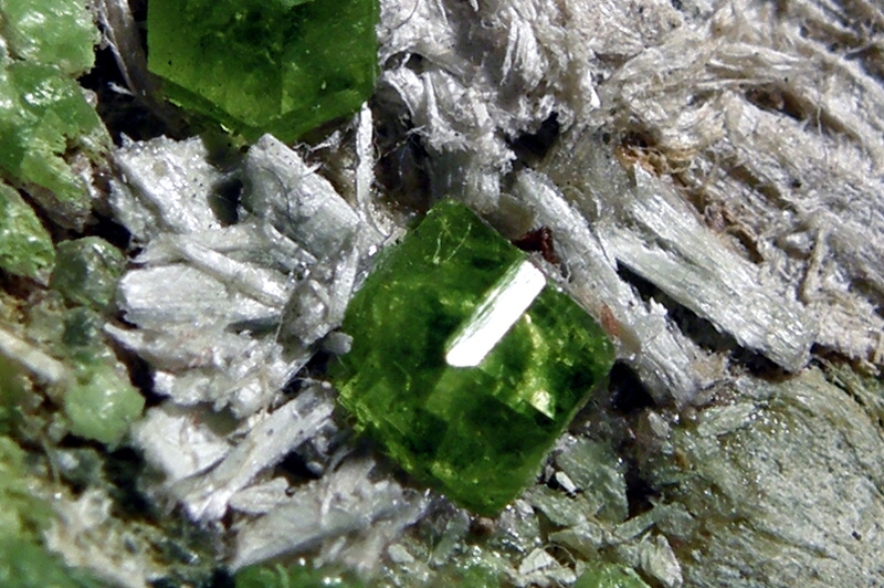 Andradit (var. Demantoid)
