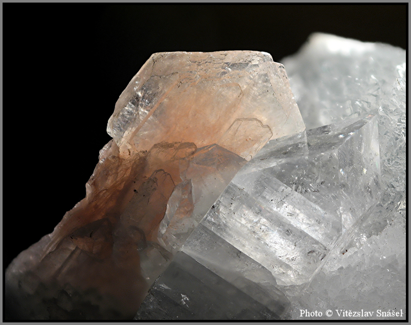 Stilbit-(Ca), Apofylit