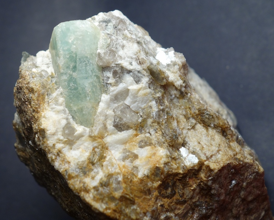 Beryl (var. Akvamarín)