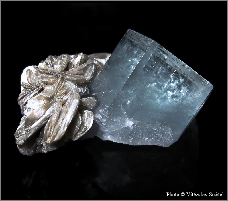 Beryl (var. Akvamarín)