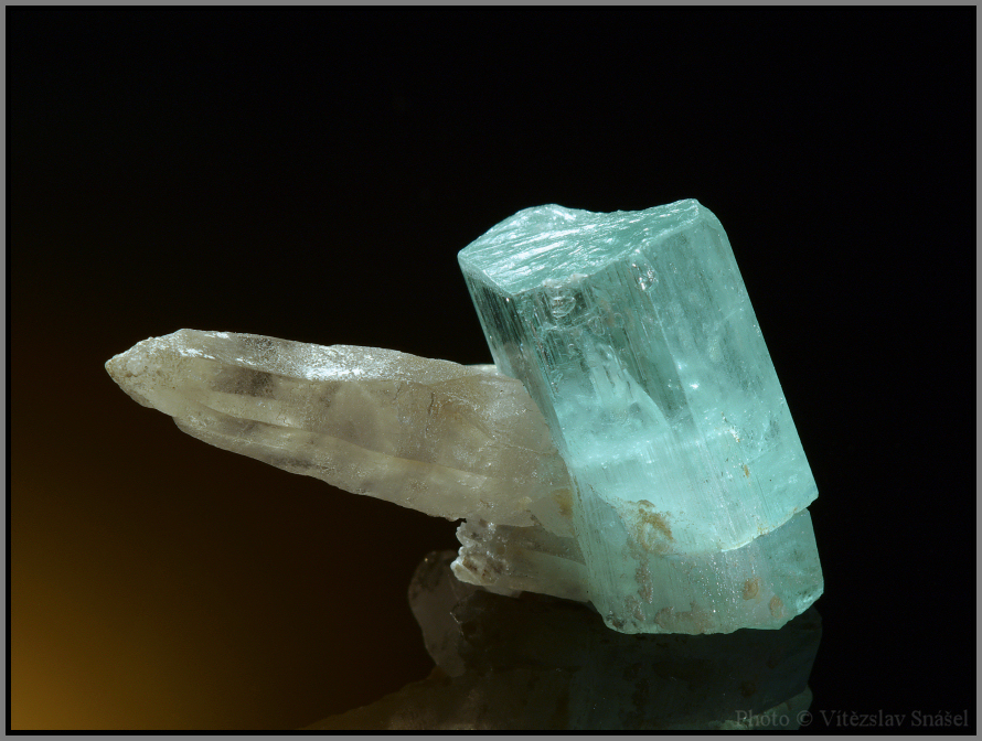 Beryl (var. Akvamarín), Křemen