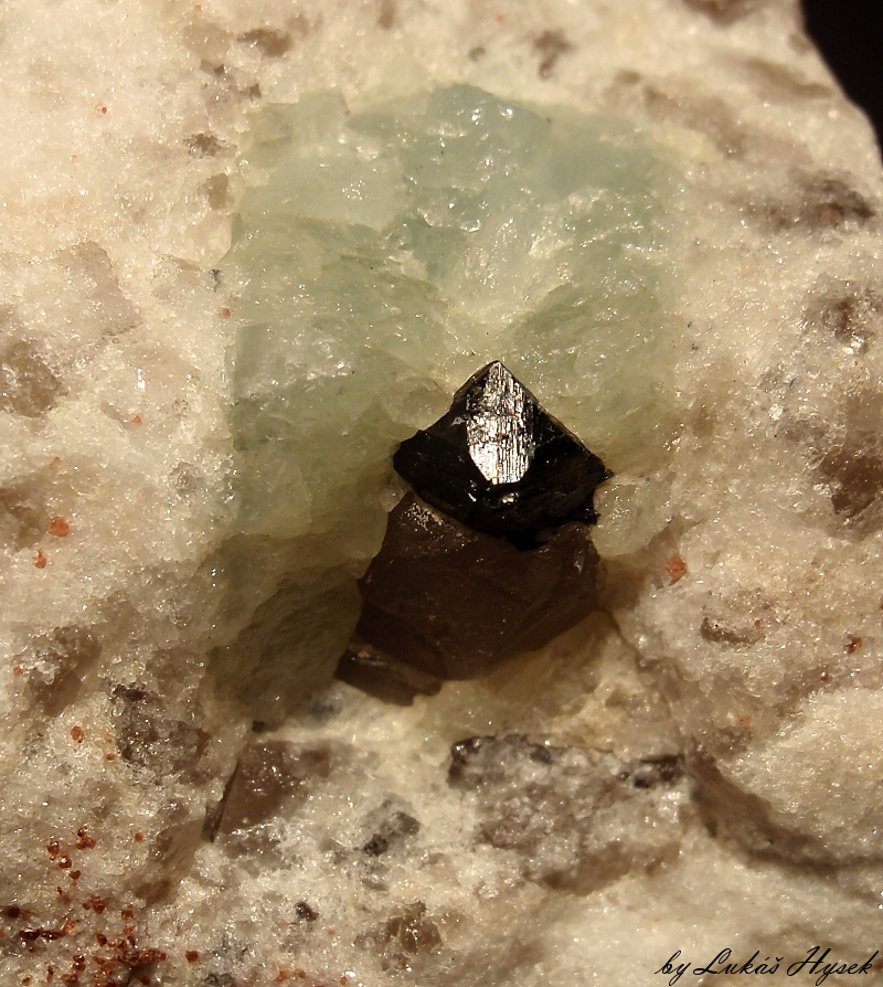 Beryl, Křemen (var. Záhněda), Gahnit