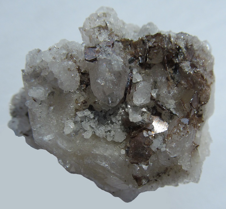 Brookit, Křemen (var. Křišťál)