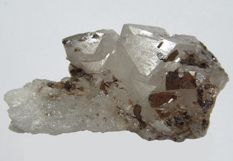 Brookit, Křemen (var. Křišťál)