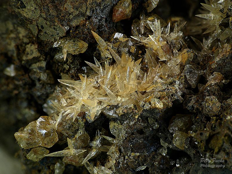 Kalcit, Chabazit (var. Fakolit)