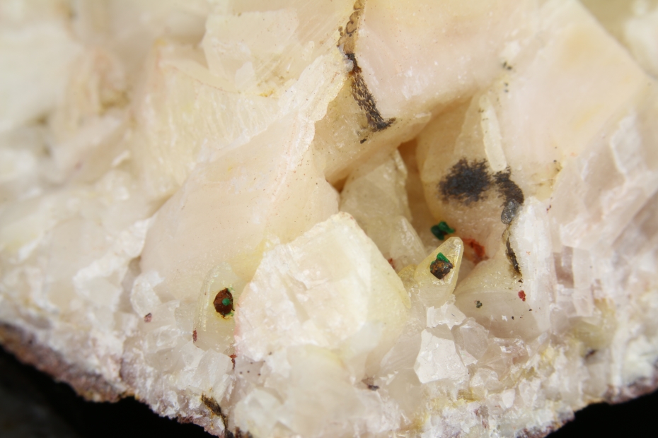 Chalkopyrit, Malachit, Kalcit