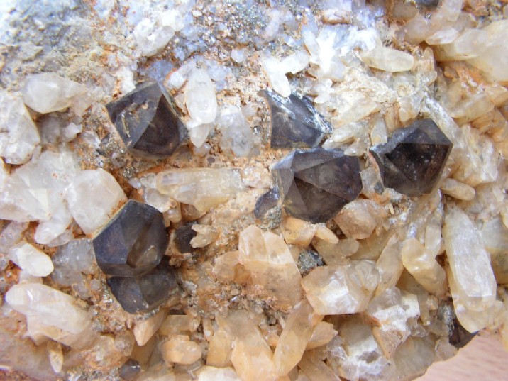 Křemen (var. Záhněda), Kalcit, Pyrit