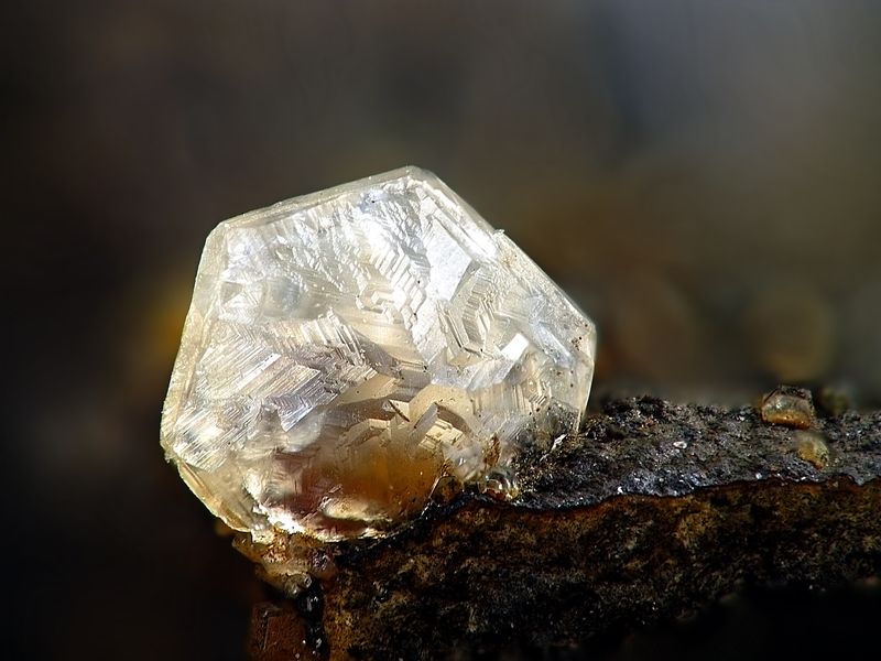 Chabazit-(Ca) (var. Fakolit)