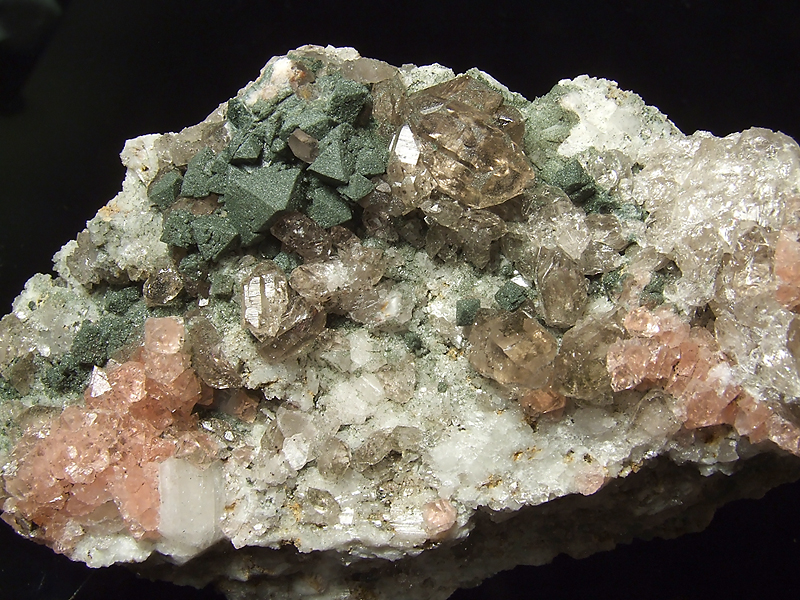 Fluorit, Křemen (var. Záhněda), Chlorit