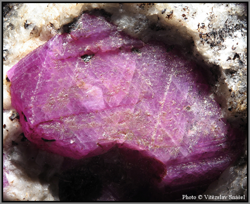 Korund (var. Rubín)