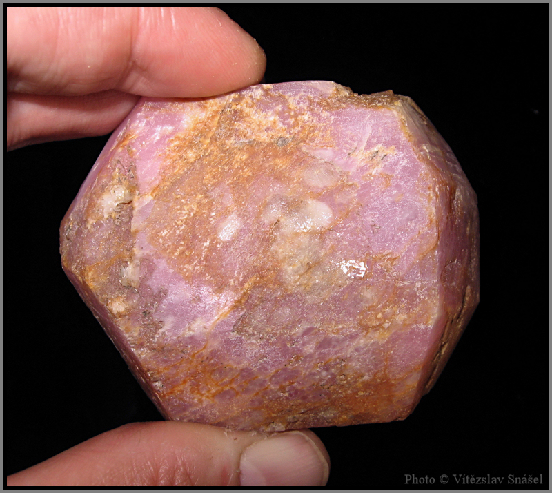 Korund (var. Rubín)