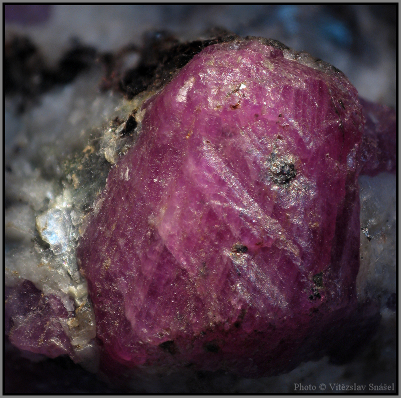 Korund (var. Rubín)