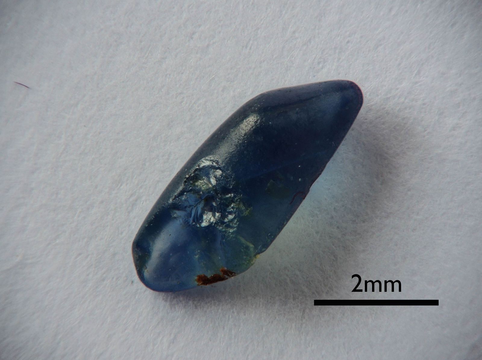 Korund (var. Safír)