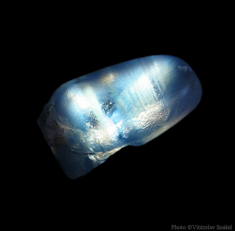 Korund (var. Safír)