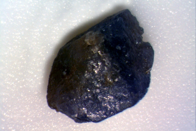 Korund (var. Safír)