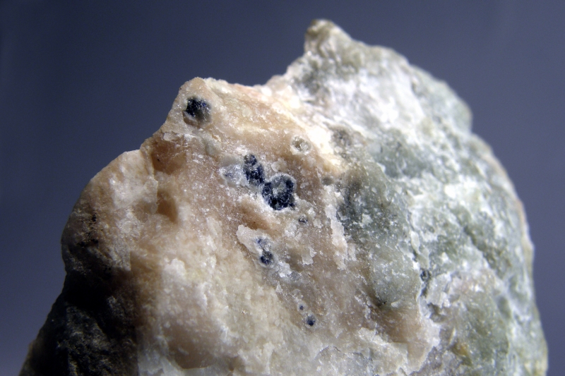 Korund (var. Safír)