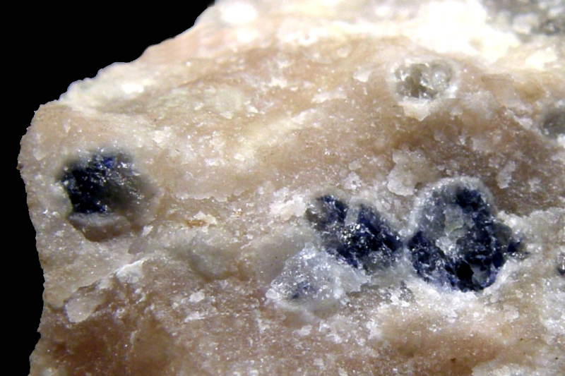 Korund (var. Safír)