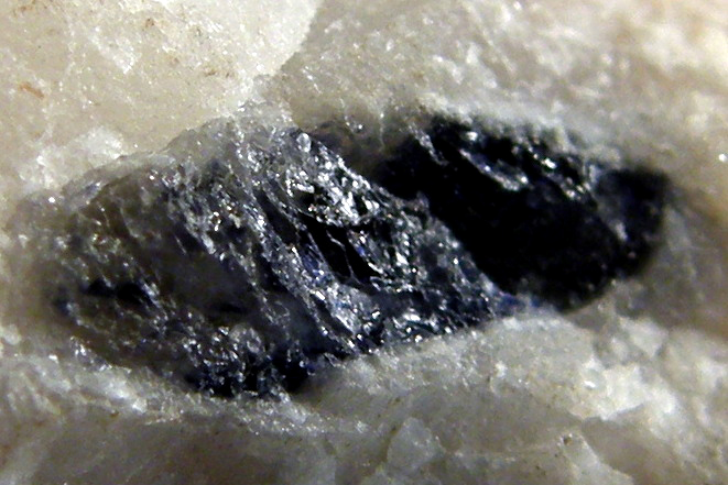 Korund (var. Safír)