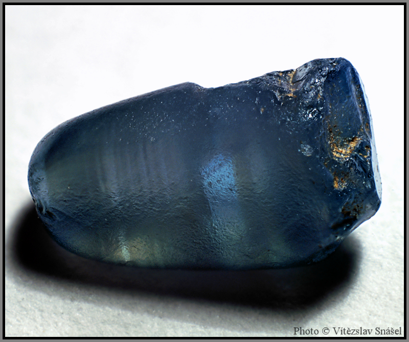 Korund (var. Safír)