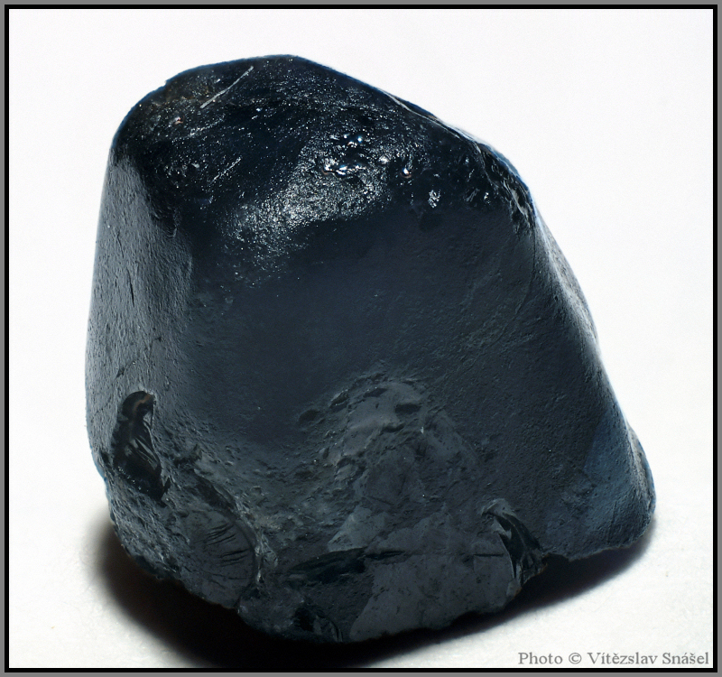 Korund (var. Safír)