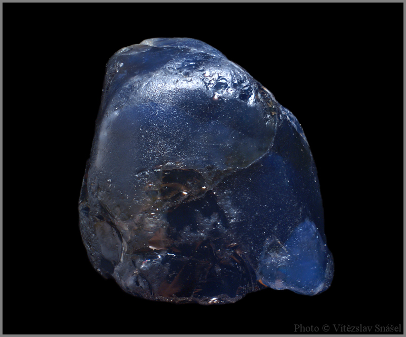 Korund (var. Safír)