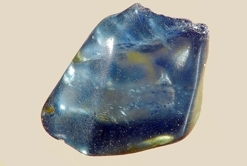 Korund (var. Safír)