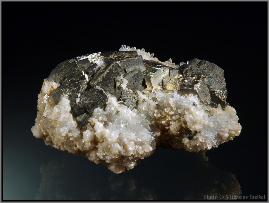 Pyrit, Křemen, Dolomit