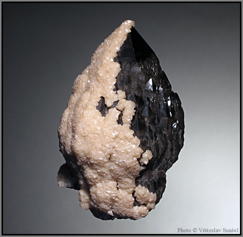 Křemen (var. Záhněda), Dolomit