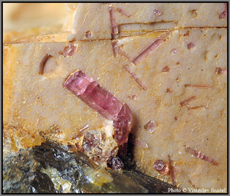 Elbait (var. Rubelit)