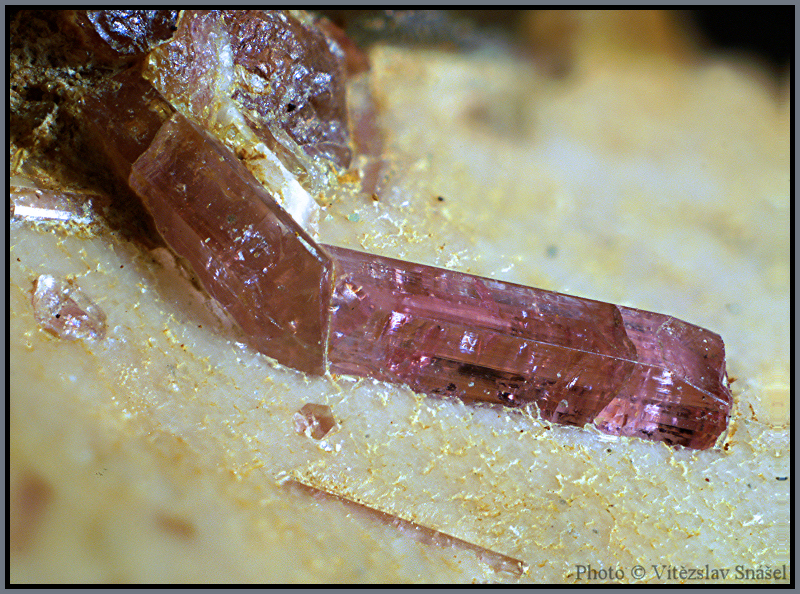 Elbait (var. Rubelit)