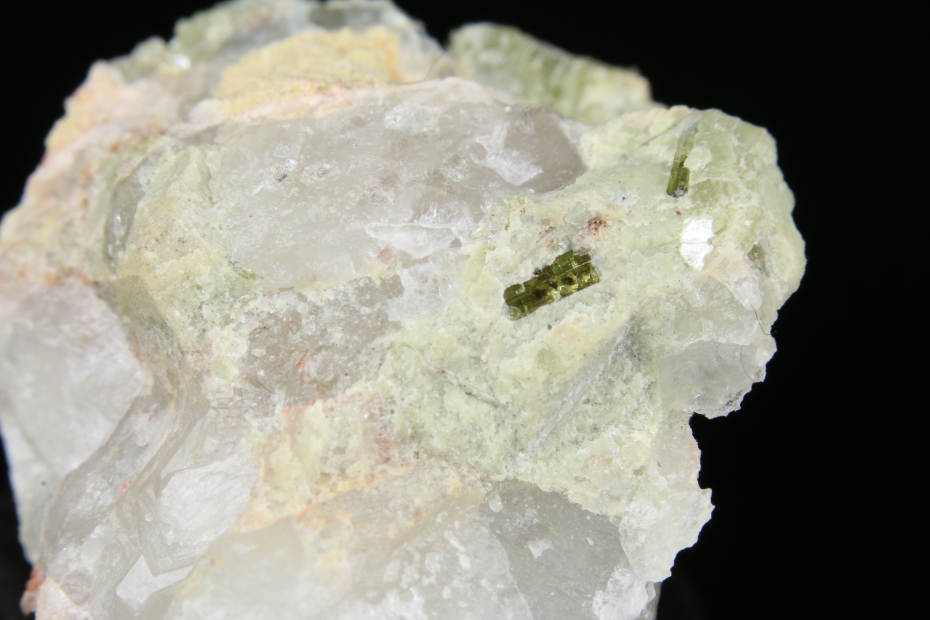 Elbait (var. Verdelit), Křemen