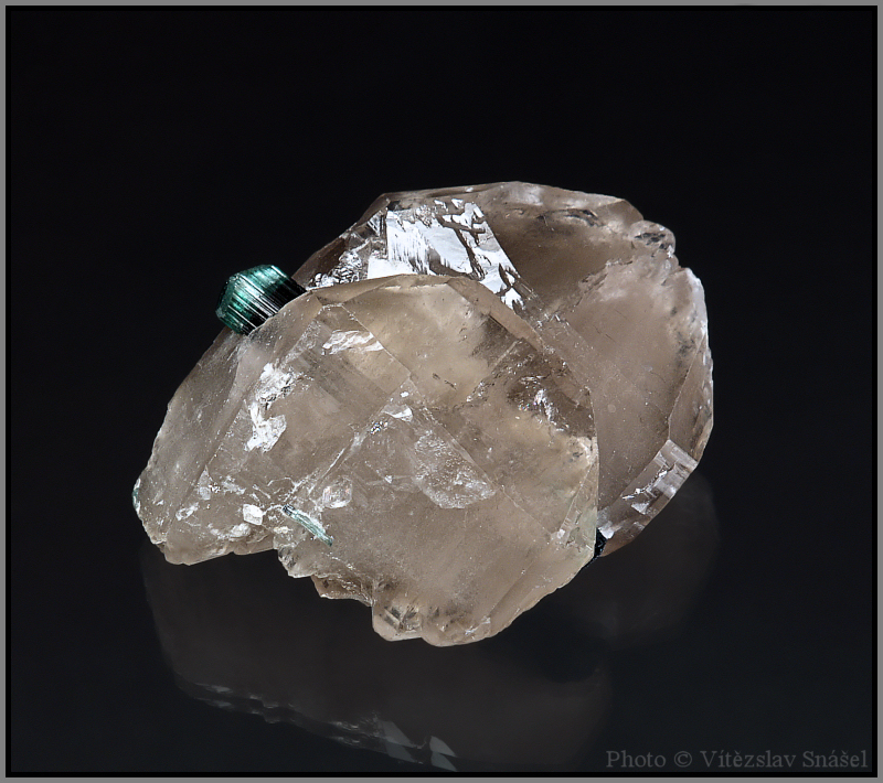 Křemen, Elbait (var. Verdelit)