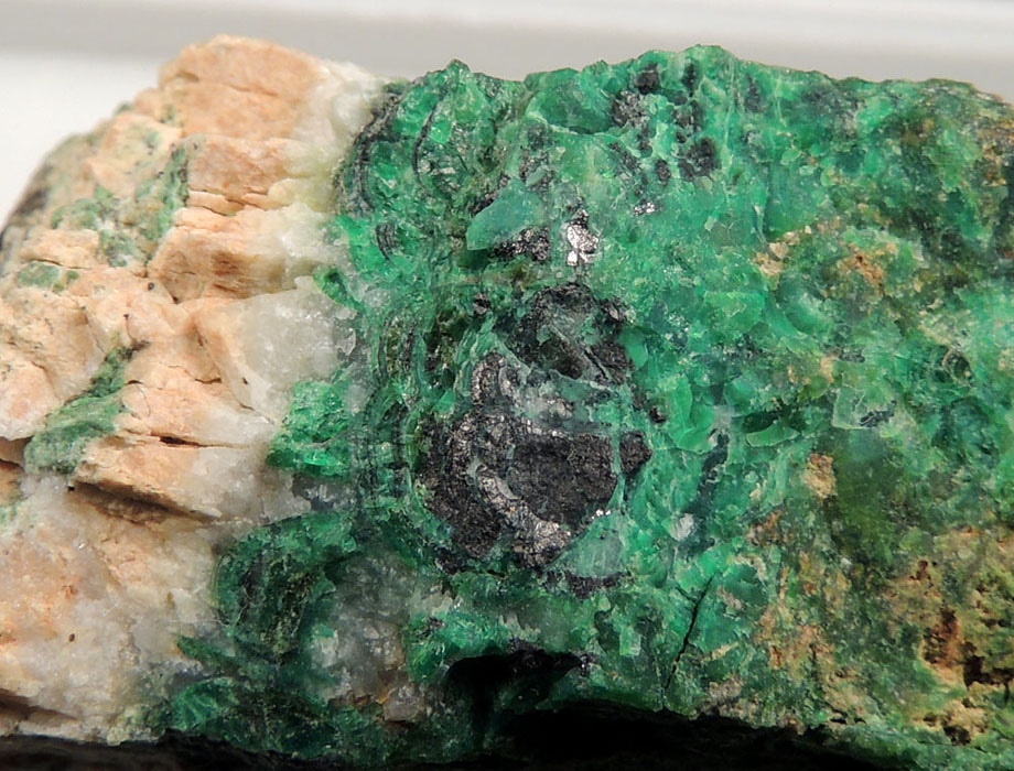 Krutovit, Falcondoit