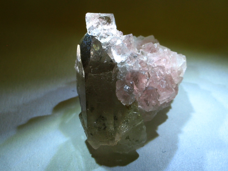 Fluorit, Křemen (var. Záhněda)