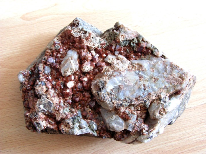 Grossulár (var. Hessonit)