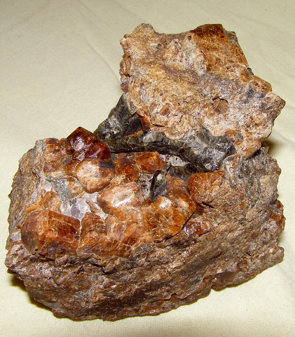 Grossulár (var. Hessonit), Vesuvián