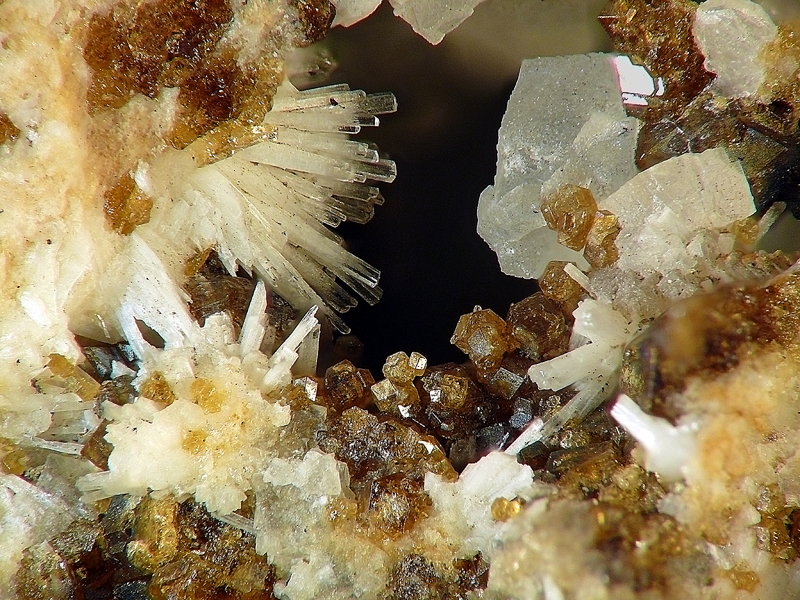 Grossulár, Natrolit